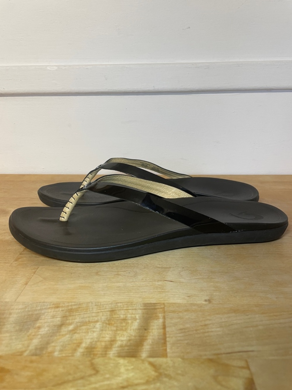 Olukai Ho'opio women's black water-friendly lightweight leather flip-flop size 9